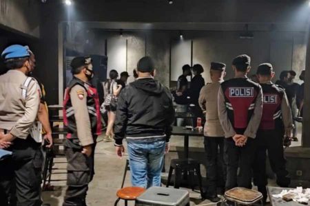 Disiplin Prokes, Tim Pamor Keris Polresta Malang Kota Datangi Tempat Hiburan Malam dan Kafe