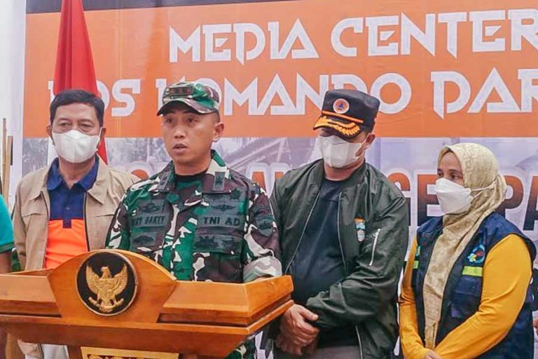 Akses Jalan Kena Longsor, Distribusi Logistik Korban Gempa Sumbar Dilakukan Manual