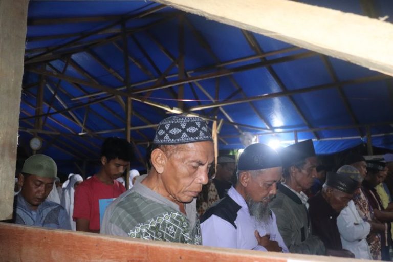Dengan Tenda Terpal Seadanya, Korban Gempa Pasaman Barat Lakukan Shalat Tarawih Berjamaah di Mushala Darurat