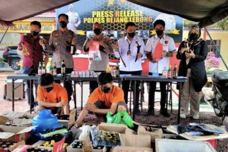 Polisi Rejang Lebong Amankan Ribuan Petasan dan Ratusan Botol Minuman Keras