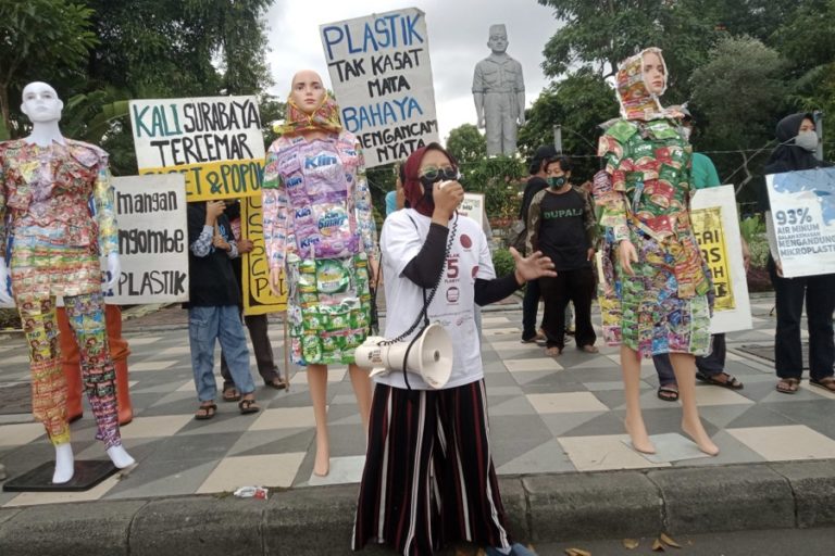 Peringati Hari Bumi, ECOTON Hiasi Manequin dengan Sachet