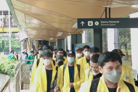 Ogah Diputar balik Polisi, Mahasiswa Peserta Demo Berangkat Ke DPR Pakai KRL