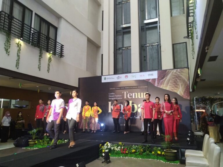 Lomba Kain Tenun Khas Kalbar, Designer asal Kubu Raya Raih Kemenangan