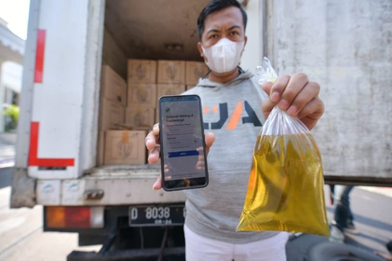 Gubernur Jabar Lepas Pengiriman Perdana Minyak Goreng Curah via Aplikasi Sapawarga