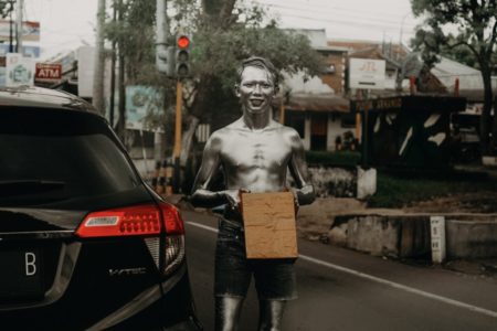 Satpol PP Jakarta Barat Tangkap Manusia Silver dan Pengemis di Taman Sari