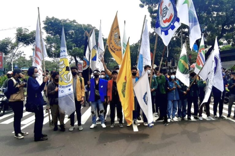Ratusan Orang yang Ditangkap Polisi Saat Demo, Diberikan Hidangan Berbuka dan Divaksin