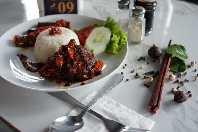 Berikut Ini Tips Konsumsi Nasi Padang Tanpa Khawatir Kolesterol Jahat