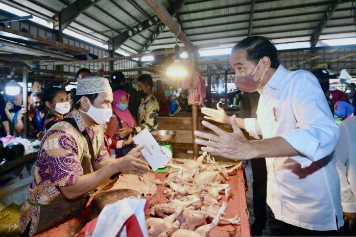 Presiden Joko Widodo Bagikan BLT dan BMK di Pasar Angso Duo Kota Jambi