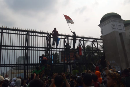 Memanas, Peserta Demo Mahasiswa Dobrak Gerbang DPR Demo Mahasiswa