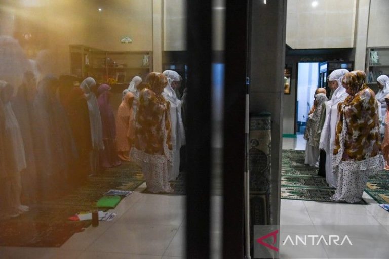 Tetap Terapkan Protokol Kesehatan, Sebagian Umat Muslim di Medan Lakukan Sholat Terawih Malam Tadi