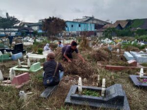 Penghasilan Capai Rp200 Ribu, Penjual Bunga Tabur Makam di Pontianak Rasakan Berkah di Bulan Ramadan