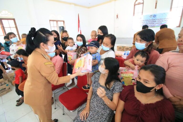 Sosialisasi Penurunan Angka Stunting Desa Ambarang, Bupati Landak: Tumbuh Kembang Anak Masalah Penting