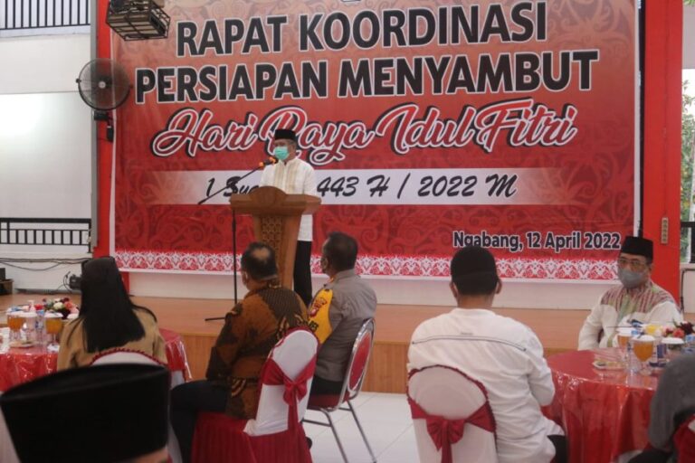 Pantau Ketersediaan Sembako di Bulan Ramadhan, Sekda Kalbar Serahkan Seribu Telur untuk Pengurus Masjid di Landak