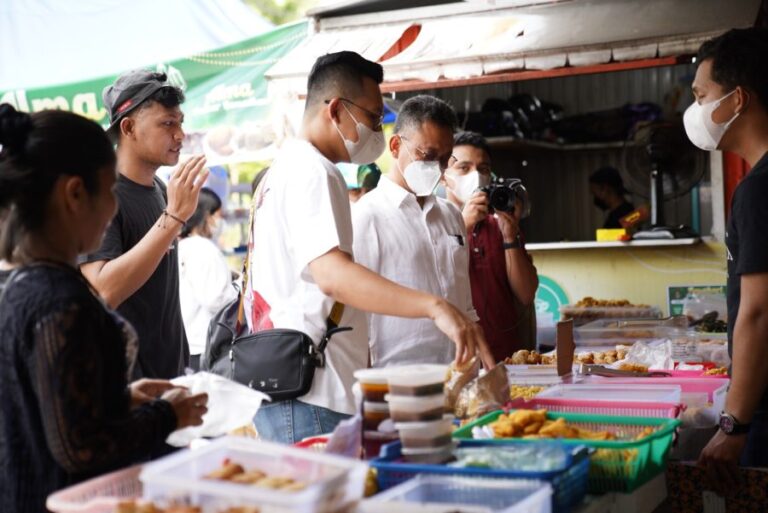 Bangkitkan Ekonomi Pelaku UMKM, Wali Kota dan Youtuber Borong Takjil dan Traktir Warga Berbuka Puasa