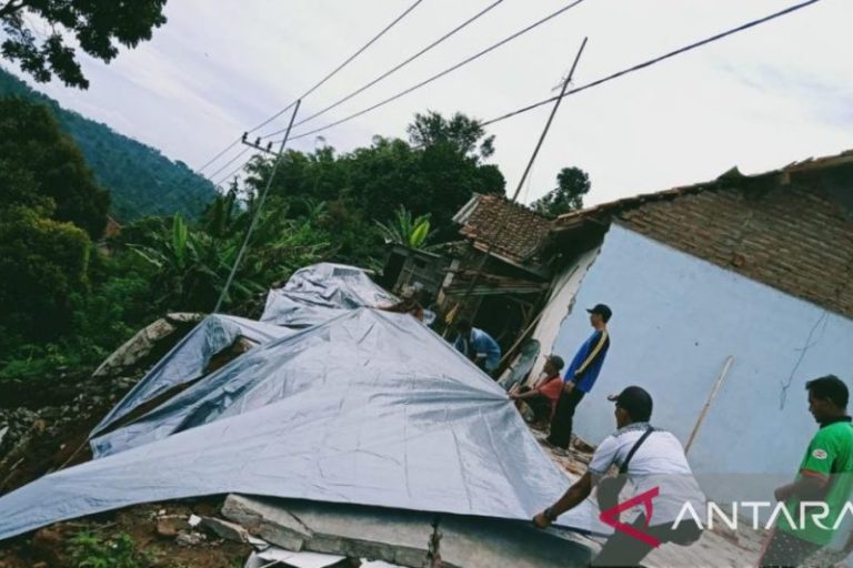 Setelah Diguyur Hujan Deras, Tiga Rumah di Dusun Lawang Kedaton Alami Kerusakan Akibat Longsor