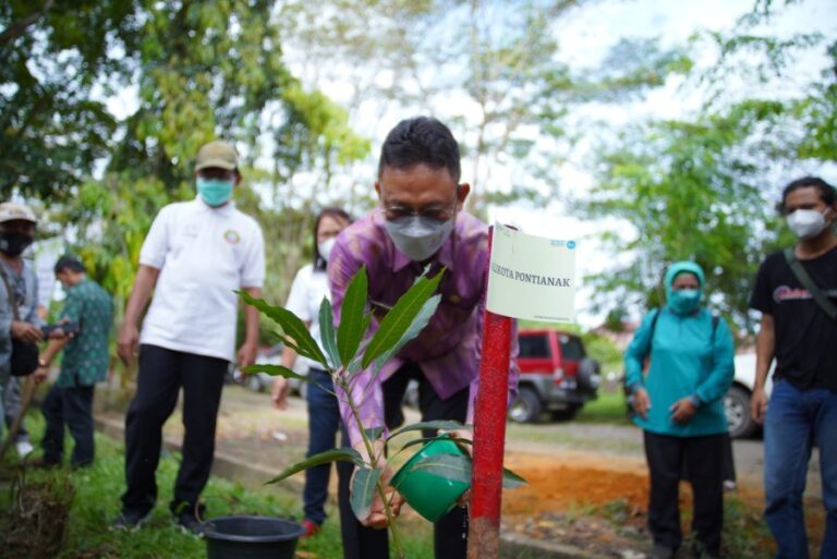 Ruang Terbuka Hijau Capai 36 Persen, Wali Kota Tanam 250 Pohon Peringatan Hari Bumi Sedunia 2022