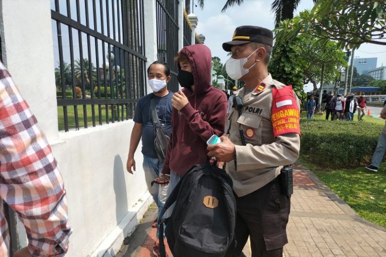 Satu Pemuda Gunakan Seragam Sekolah di Gedung DPR RI Ditangkap Polisi