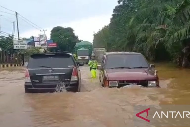 Hambat Arus Lalu Lintas, Banjir Setinggi 1,5 Meter Genangi Jalan Lintas Timur Palembang
