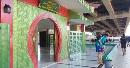 Tiga Masjid Bergaya Tionghoa di Jakarta, Nomor 2 di Kolong Tol
