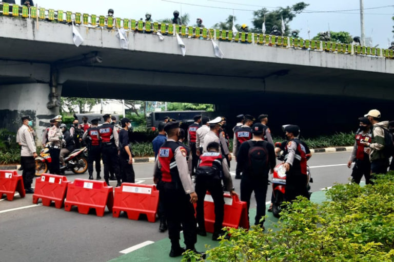 Massa Demo Mahasiswa Tiba di Gedung DPR, Lalu Lintas Gatsu Macet Parah