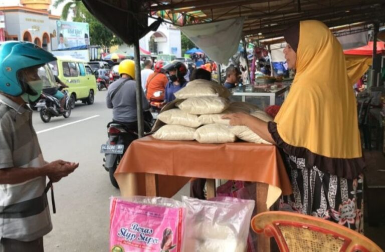 Beras Kemasan 3 Kilogram Dijual Sepanjang Jalan di Ambon untuk Zakat Fitrah
