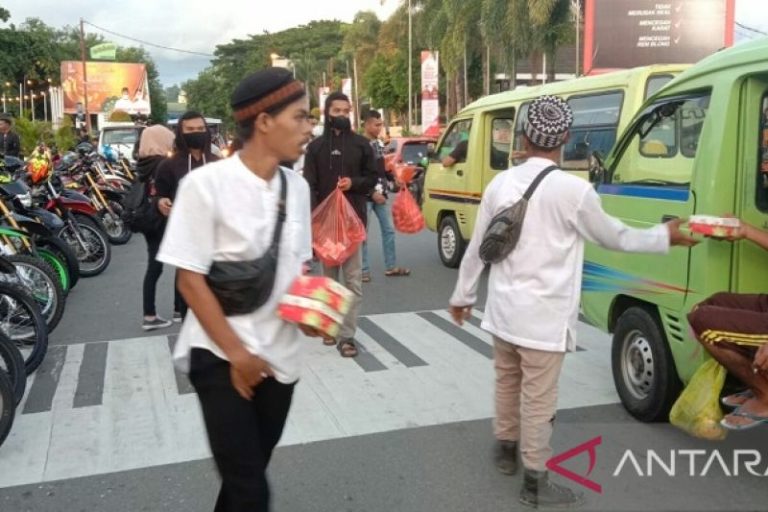 Berbagi Takjil, Komunitas Off Road di Ambon Berbuka Bersama Warga di Jalanan