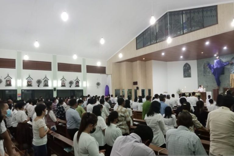 Penuh Khidmat, Ratusan Orang Hadiri Ibadah Misa Kamis Putih di Bangka Belitung