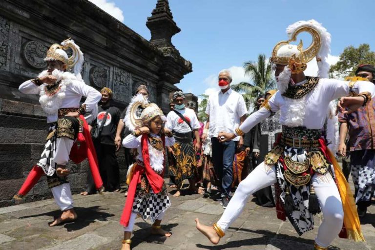 Sambang Candi Penataran di Blitar, Ganjar Disambut Hanoman Cilik