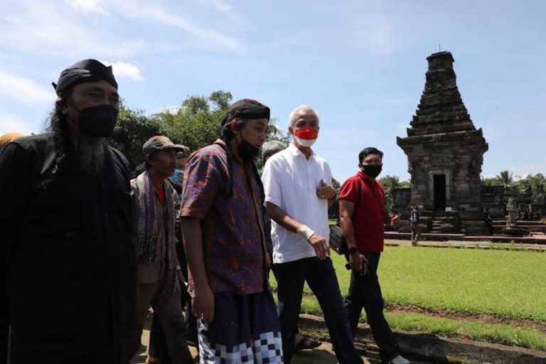 Sambang Candi Penataran di Blitar, Ganjar Disambut Hanoman Cilik