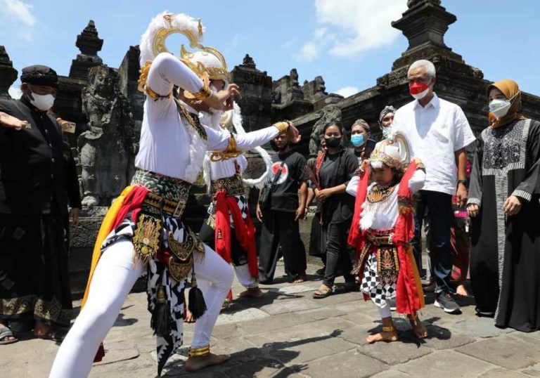 Sambang Candi Penataran di Blitar, Ganjar Disambut Hanoman Cilik
