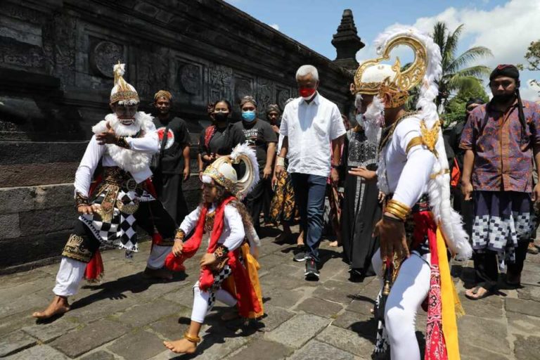 Sambang Candi Penataran di Blitar, Ganjar Disambut Hanoman Cilik