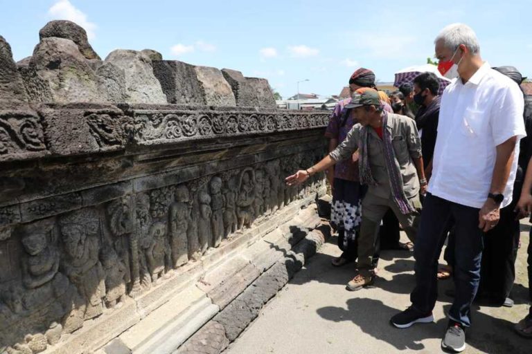 Sambang Candi Penataran di Blitar, Ganjar Disambut Hanoman Cilik