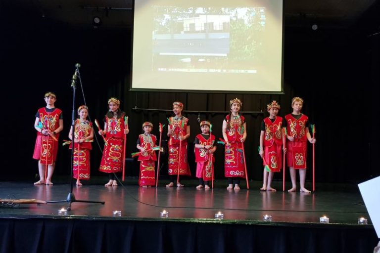 Rayakan Hari Bumi dengan Kebudayaan Dayak, Masyarakat Indonesia di Swedia Selatan Promosikan Budaya Leluhur