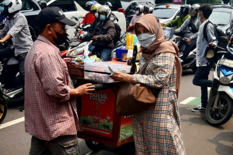 Beri Dukungan ke Demo Mahasiswa, Ibu Ini Bagikan Minuman ke Peserta Aksi Demo Mahasiswa