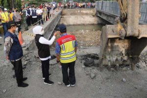 Gubernur Khofifah Tinjau Percepatan Revitalisasi Jembatan Ngaglik Lamongan yang Amblas