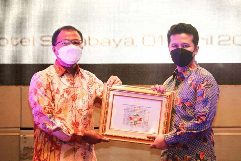 Emil Dardak Serahkan Sertifikat Penghargaan Proper pada 196 Industri Jatim