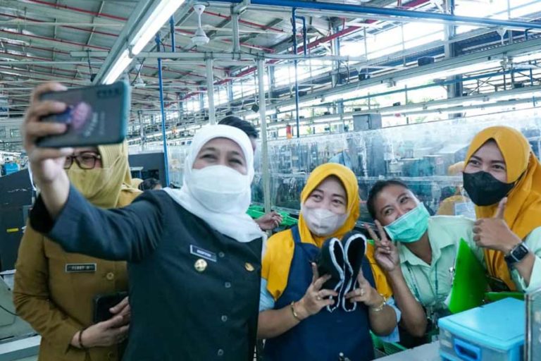 Siapkan 54 Posko, Gubernur Khofifah Minta THR Pekerja 2022 Dibayar Penuh