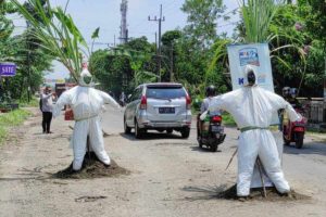 Dua tahun tak Diperbaiki, Jalan Rusak ini Dipasangi Boneka Nakes