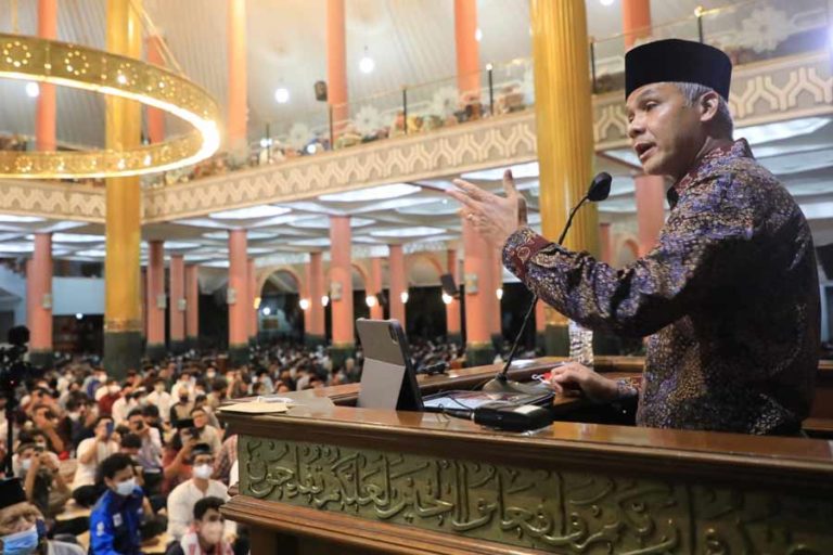 Ceramah Tarawih di Masjid UGM, Ganjar Sampaikan Persoalan Reformasi Birokrasi