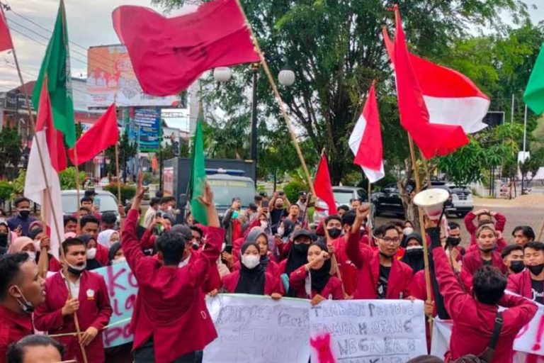 Mahasiswa Unjuk Rasa Kenaikan Harga Kebutuhan Pokok di DPRD Sumbar