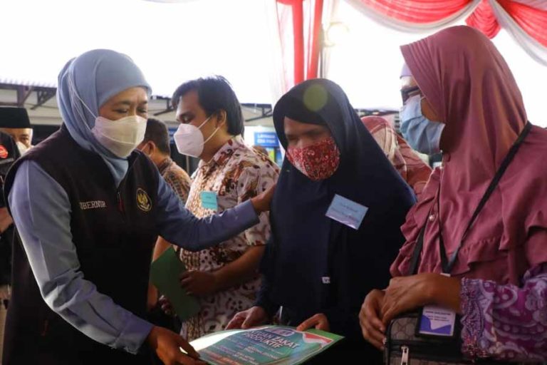 Gubernur Khofifah Bagikan Zakat Produktif Bersama Baznas dan PERTUNI Jatim