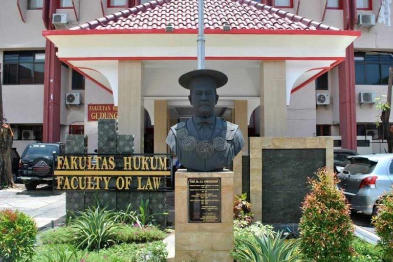 FH Unair Raih Gelar Institusi Terbaik di Indonesia versi Scimago Institutions Rankings 2022
