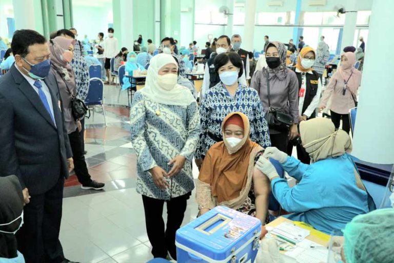 Gubernur Khofifah Ajak Masyarakat Jatim Segera Vaksin Booster Sebelum Mudik