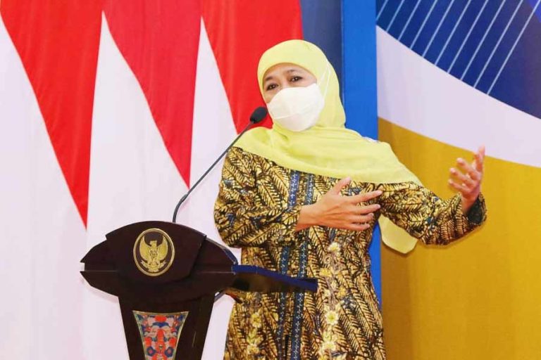 Gubernur Khofifah Raih Penghargaan Tokoh Penggerak Koperasi Utama Tahun 2022