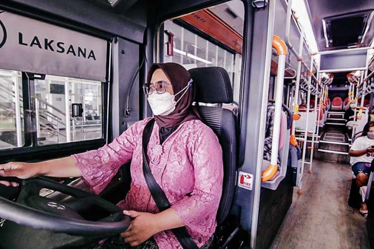 Rayakan Hari Kartini, Driver Perempuan Suroboyo Bus Kenakan Kebaya