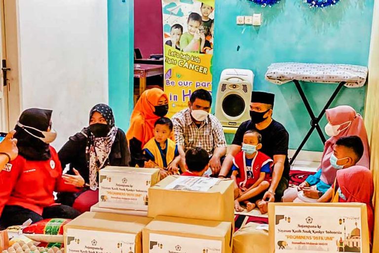 Gelar Kegiatan Rutin, Prominens 98 FK UMI Rangkul Penderita Kanker Anak