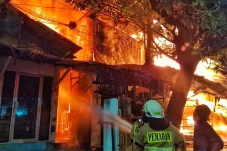 14 Unit Damkar Padamkan Kebakaran Rumah di Pasar Gembrong