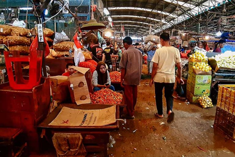 Harga Sembako di Pasar Induk Kramat Jati Merangkak Naik