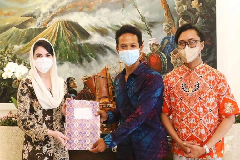 Arumi Bachsin Sampaikan Tali Asih untuk Seniman Ludruk Surabaya