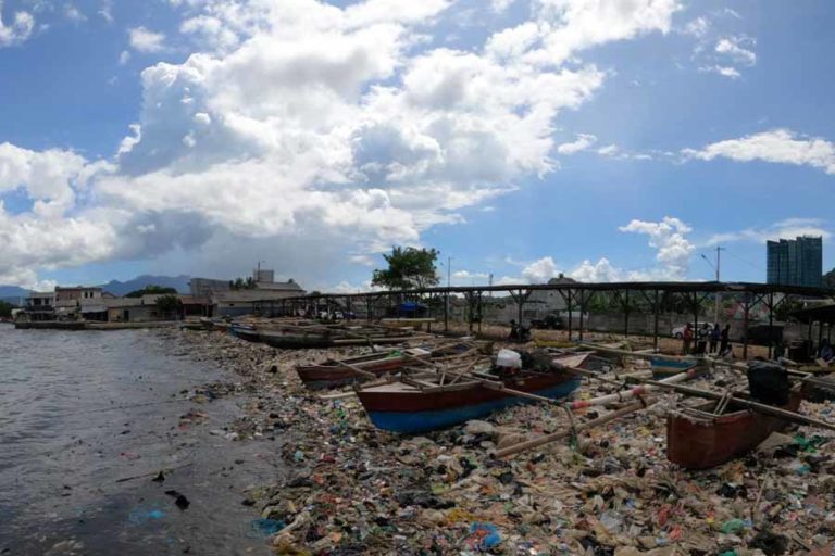 Tumpukan Sampah di Pantai Sukaraja, Bukti Pemkot Abai Pentingnya Pengelolaan Sampah